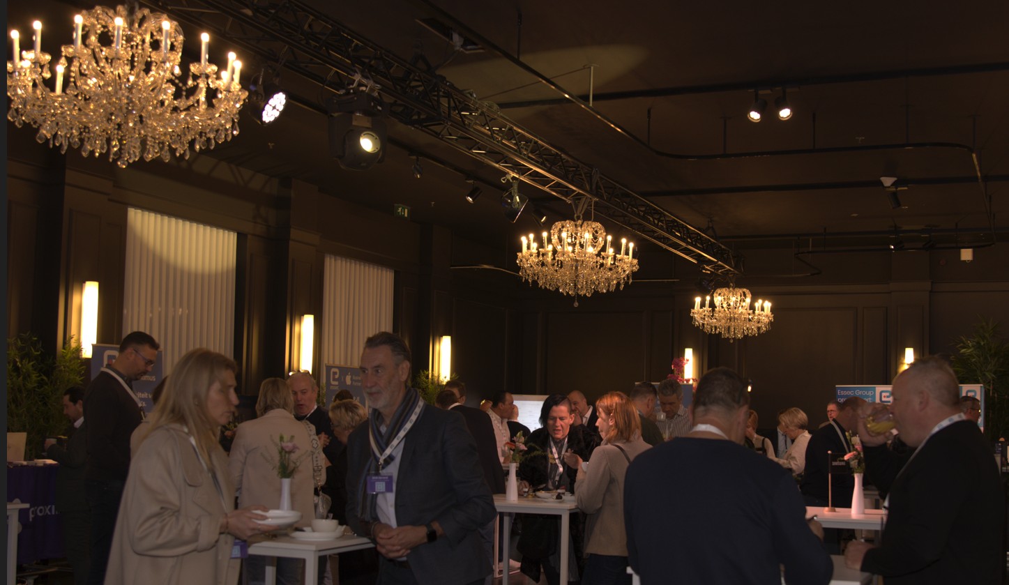 Gesprekken tussen bezoekers op het event
