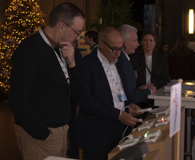 Bezoekers bekijken nieuwe zorgtechnologie